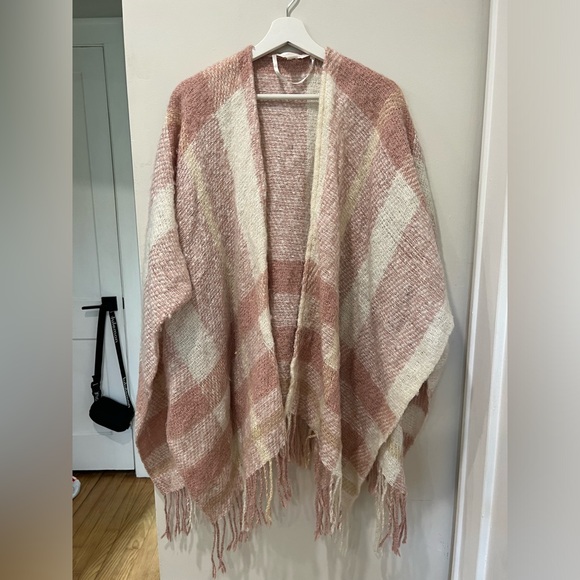 Women’s Poncho - Picture 1 of 3
